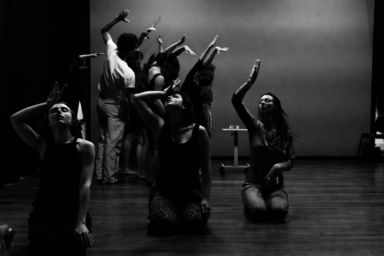 Il gruppo Tan Tan Teatro durante le prove de Il matrimonio