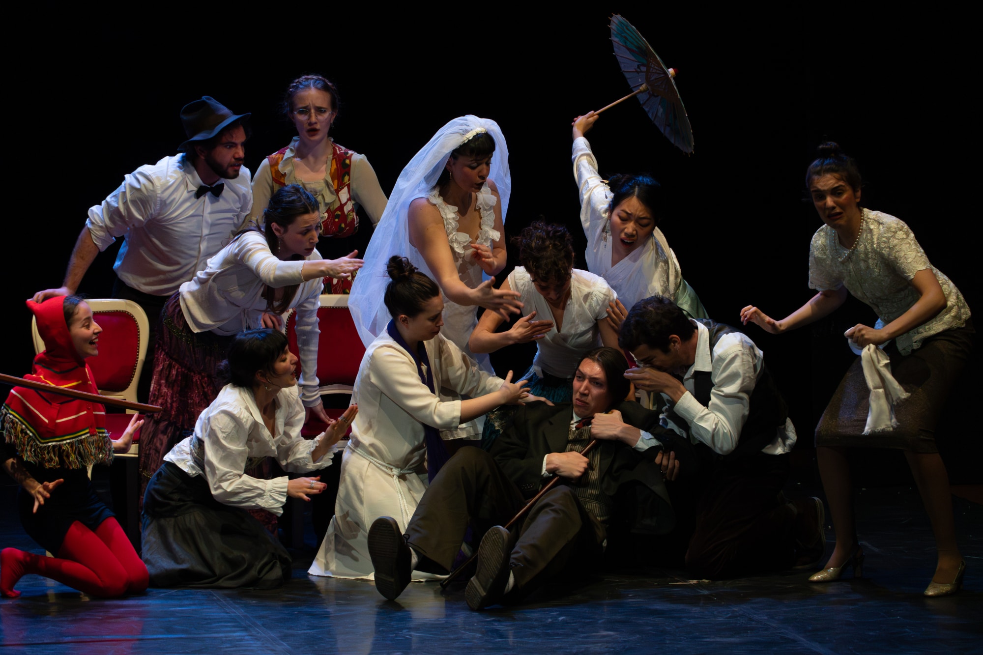 Una scena corale de Il matrimonio di Tan Tan Teatro